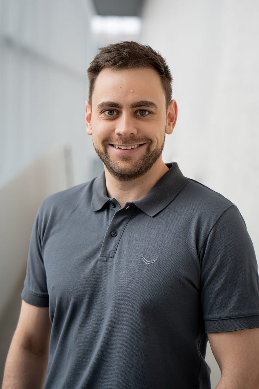 Porträt von Markus Mösch im grauen Poloshirt, lächelnd